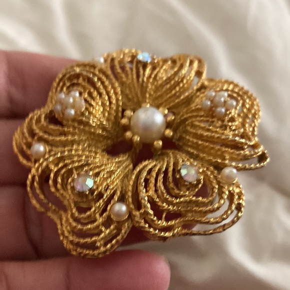 Gorgeous aurora borealis seed faux pearl brooch. - Picture 3 of 6